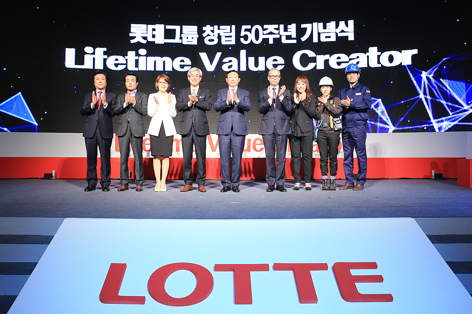 신동빈 회장(왼쪽부터 네번째)이 파트너사, 신입사원, 노조 관계자, 외국인 임직원, 여성임원, 사외 이사 등과 함께 비전 퍼포먼스를 진행하고 있다.