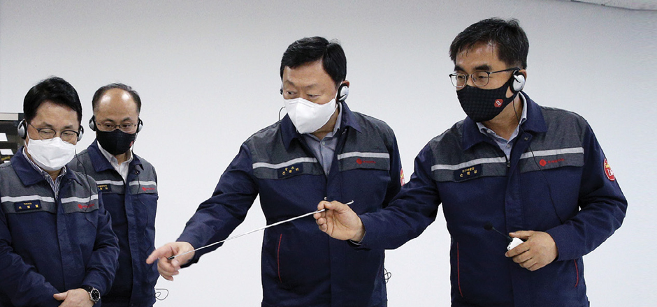 신동빈 회장, 고부가 스페셜티 소재 생산 현장 방문
