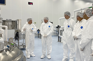 Lotte Chairman Shin Dong-bin Personally Oversees Bio Plant in Songdo